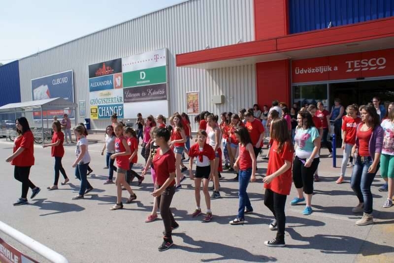 Flashmob a Tesco előtt