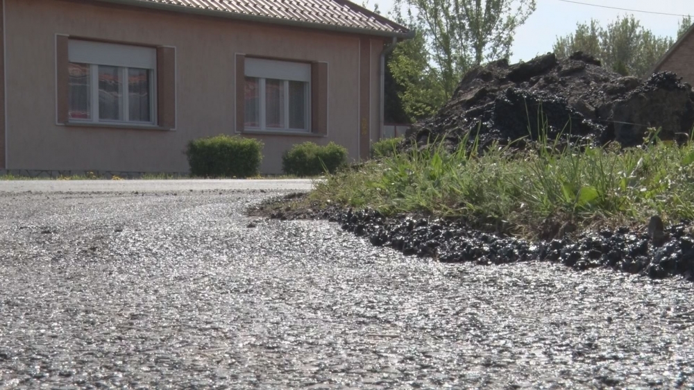 Befoltozzák a télen keletkezett lyukakat