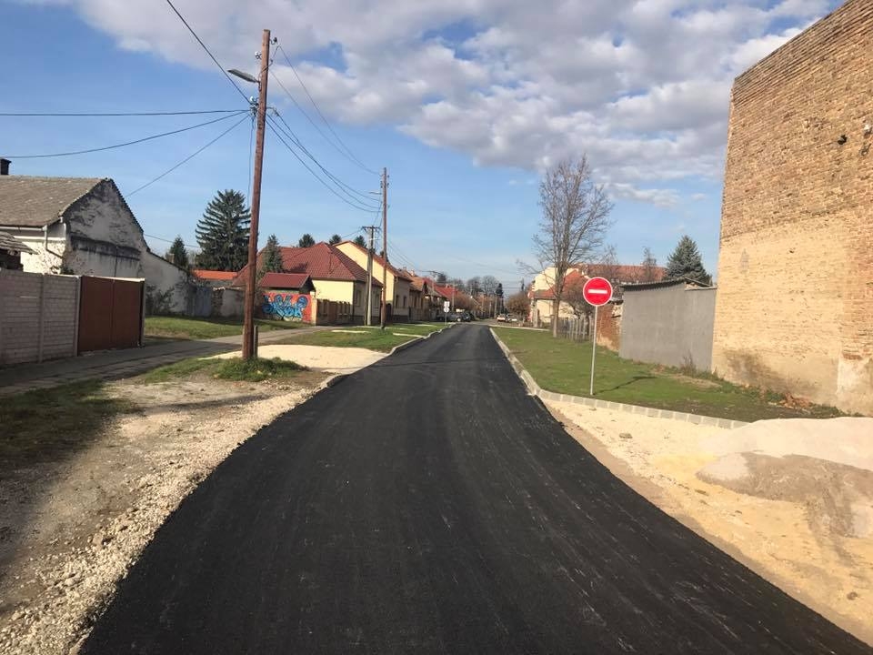 Aszfaltos út készült a belvárosban